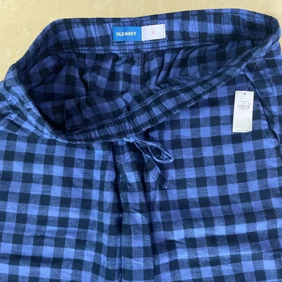 Old Navy Women’s Pre-Winter Lower in Checks - Picture 2 of 4